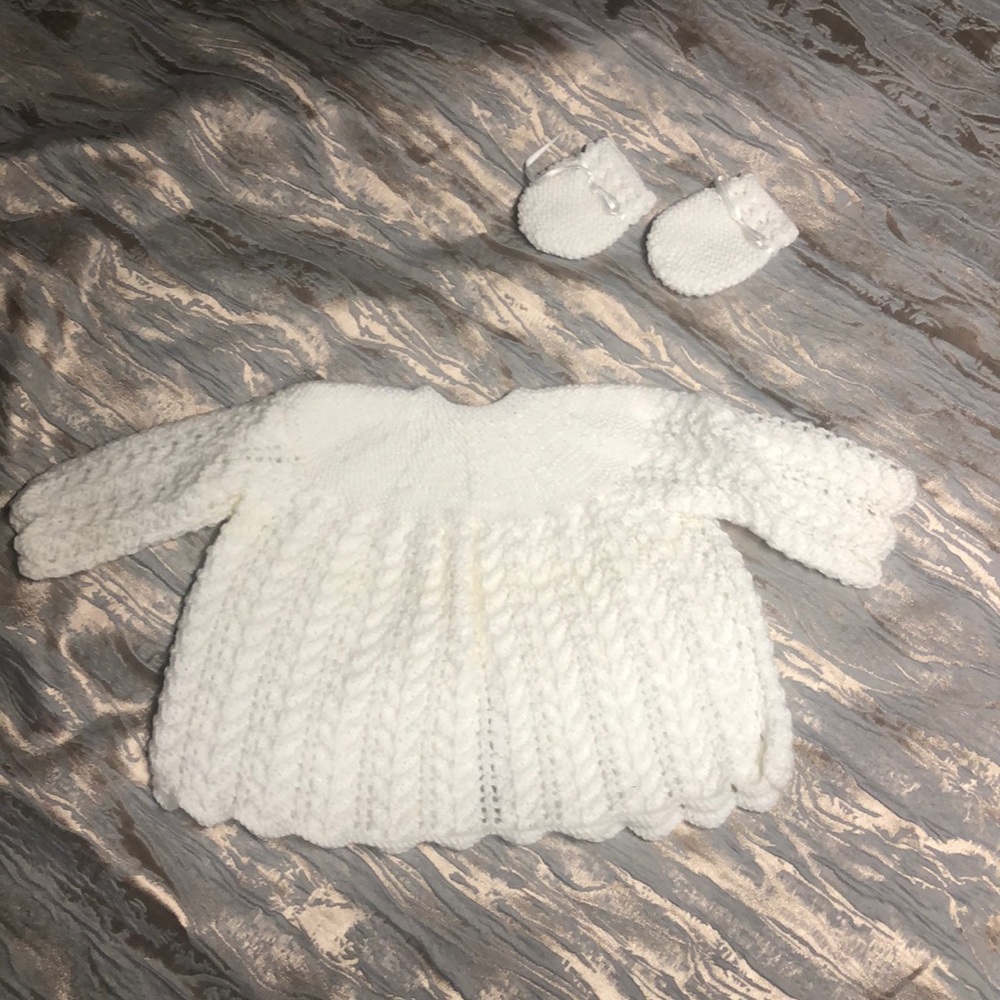 BRITISH HAND KNITTED CARDIGAN AND MITTENS SET.